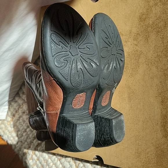 Boots - Picture 4 of 6